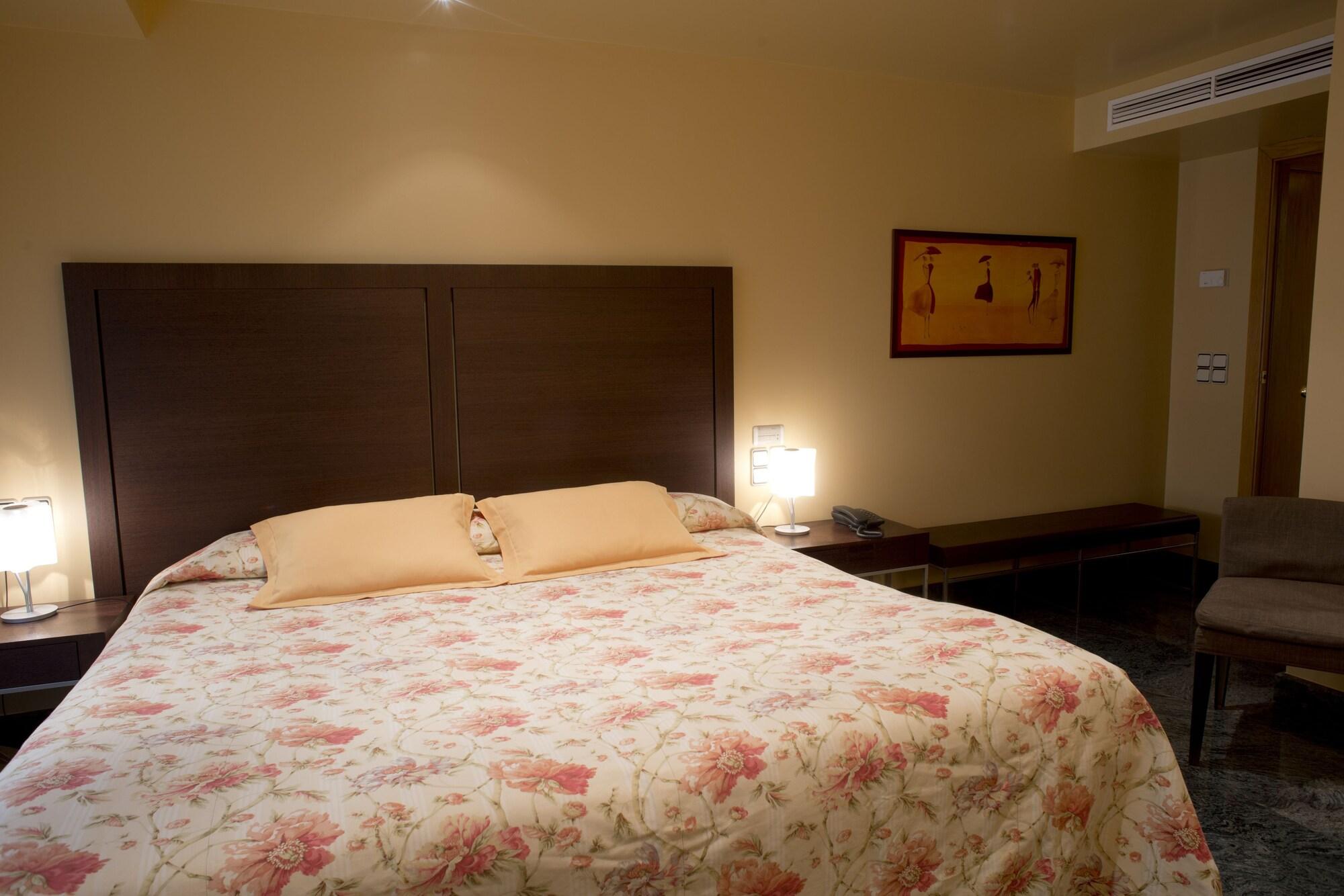 A Casa Canut Hotel Gastronomic Les Escaldes ภายนอก รูปภาพ A bedroom at the hotel