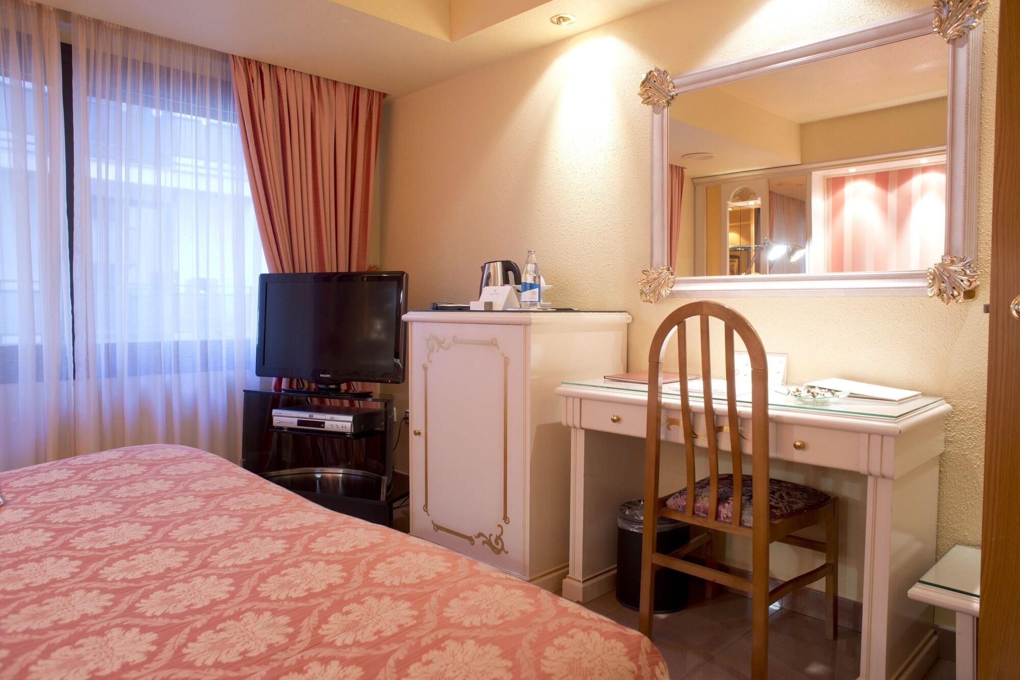 A Casa Canut Hotel Gastronomic Les Escaldes ภายนอก รูปภาพ A room at the hotel