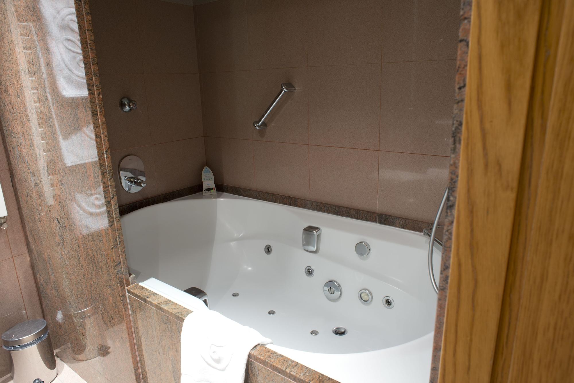 A Casa Canut Hotel Gastronomic Les Escaldes ภายนอก รูปภาพ A whirlpool bathtub
