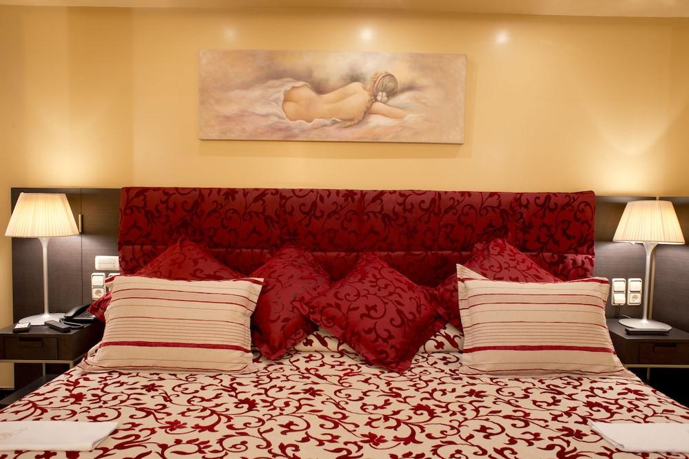 A Casa Canut Hotel Gastronomic Les Escaldes ภายนอก รูปภาพ A room at the hotel