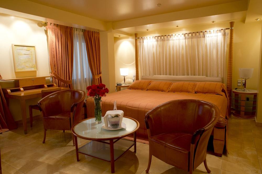 A Casa Canut Hotel Gastronomic Les Escaldes ภายนอก รูปภาพ A suite at the Four Seasons Hotel, Bangkok