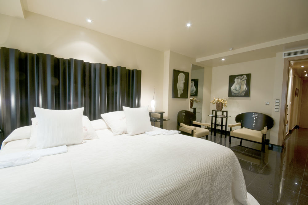 A Casa Canut Hotel Gastronomic Les Escaldes ภายนอก รูปภาพ A room at the hotel
