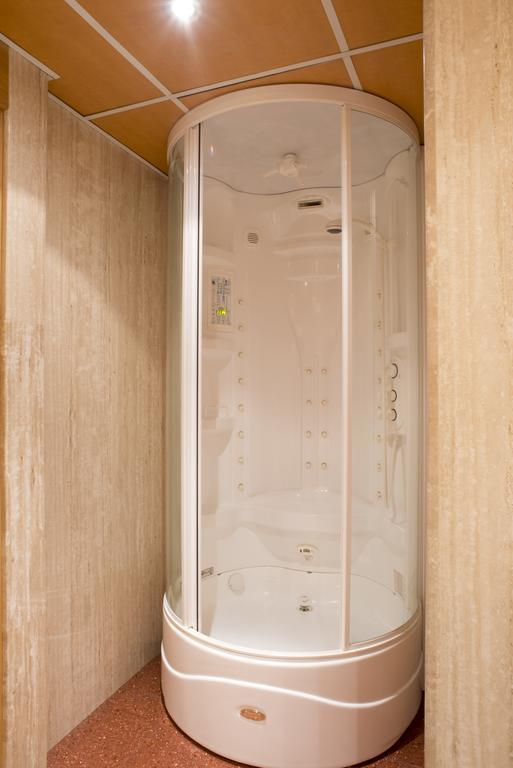 A Casa Canut Hotel Gastronomic Les Escaldes ภายนอก รูปภาพ A shower cubicle