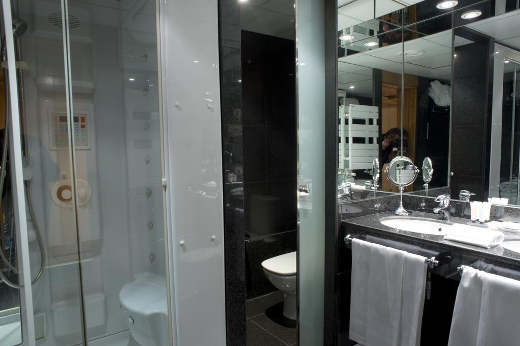 A Casa Canut Hotel Gastronomic Les Escaldes ภายนอก รูปภาพ A shower cubicle