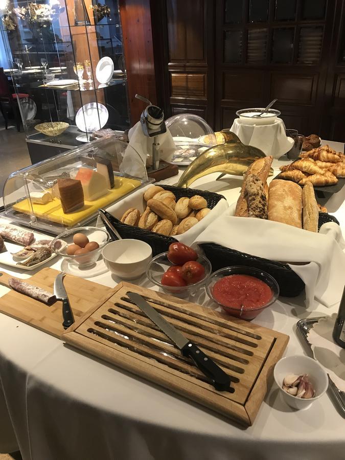 A Casa Canut Hotel Gastronomic Les Escaldes ภายนอก รูปภาพ A breakfast buffet at a hotel