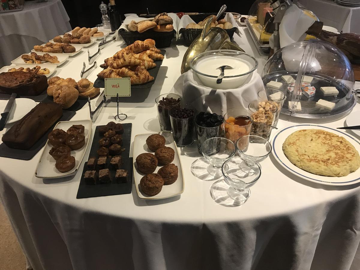 A Casa Canut Hotel Gastronomic Les Escaldes ภายนอก รูปภาพ A selection of afternoon tea desserts