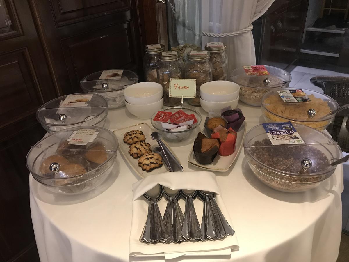 A Casa Canut Hotel Gastronomic Les Escaldes ภายนอก รูปภาพ A typical afternoon tea