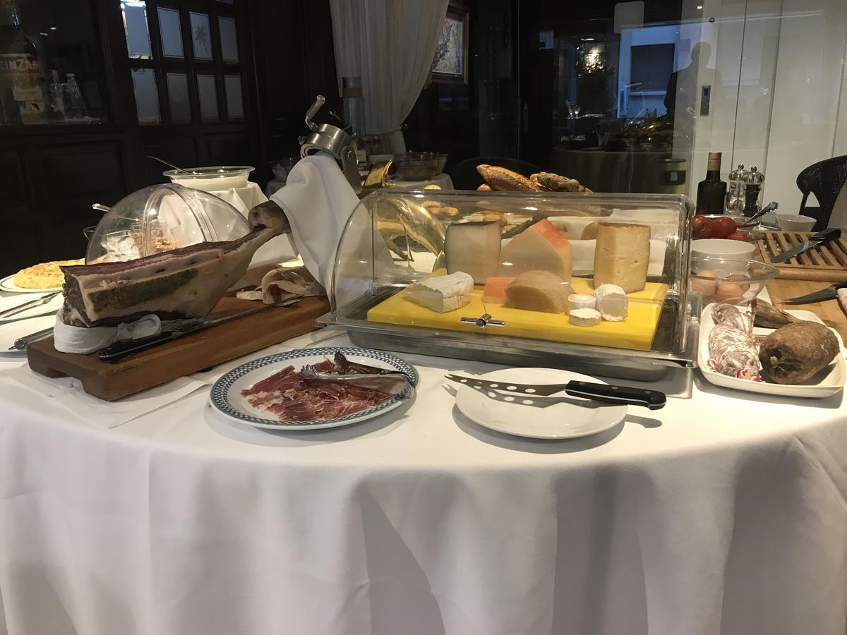 A Casa Canut Hotel Gastronomic Les Escaldes ภายนอก รูปภาพ Cheese and charcuterie at a buffet