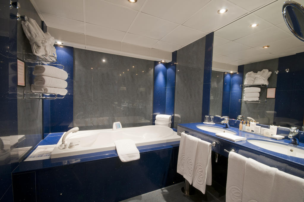 A Casa Canut Hotel Gastronomic Les Escaldes ภายนอก รูปภาพ Bathroom