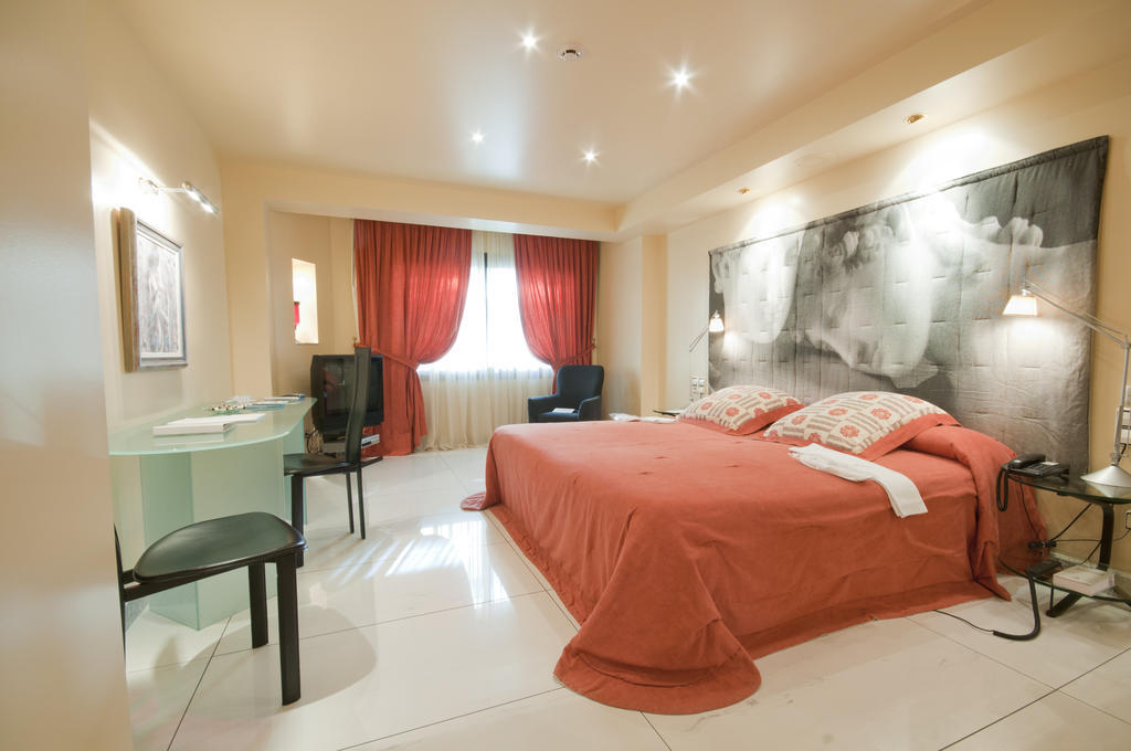 A Casa Canut Hotel Gastronomic Les Escaldes ภายนอก รูปภาพ A room at the hotel