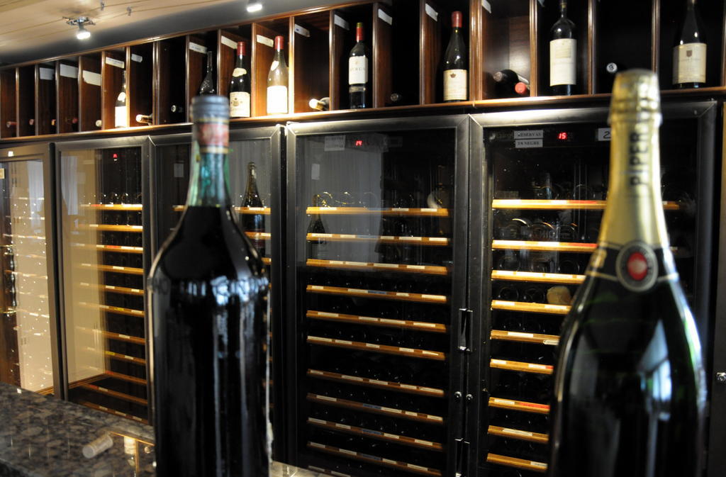 A Casa Canut Hotel Gastronomic Les Escaldes ภายนอก รูปภาพ Wine lockers