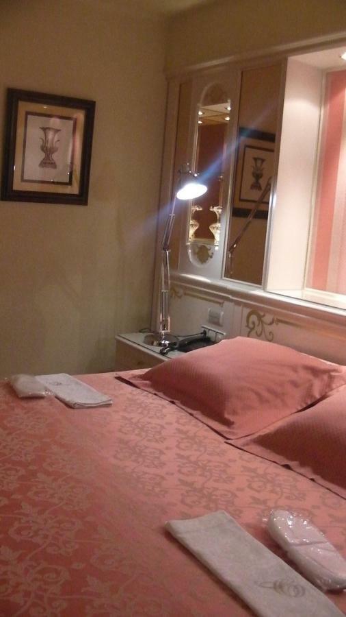A Casa Canut Hotel Gastronomic Les Escaldes ภายนอก รูปภาพ A room at the hotel