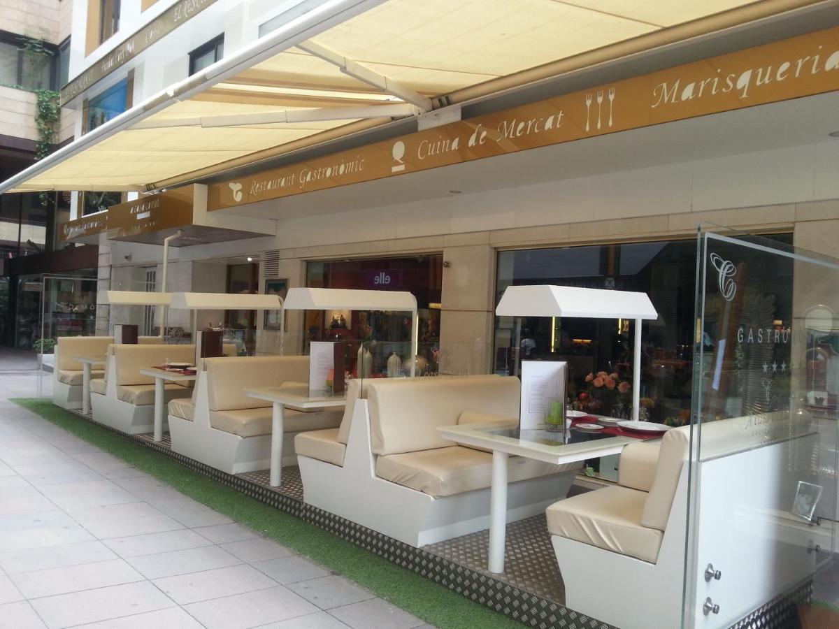 A Casa Canut Hotel Gastronomic Les Escaldes ภายนอก รูปภาพ A café in the station
